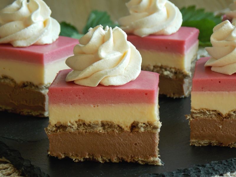 Sernik gotowany na herbatnikach z czerwoną porzecz