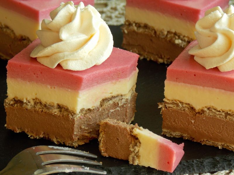 Sernik gotowany na herbatnikach z czerwoną porzecz