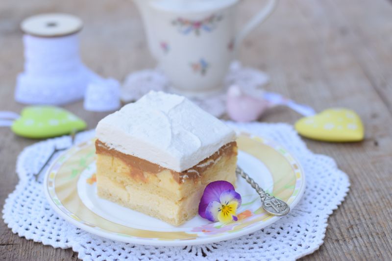 Sernik gotowany na kruchym cieście z kajmakiem