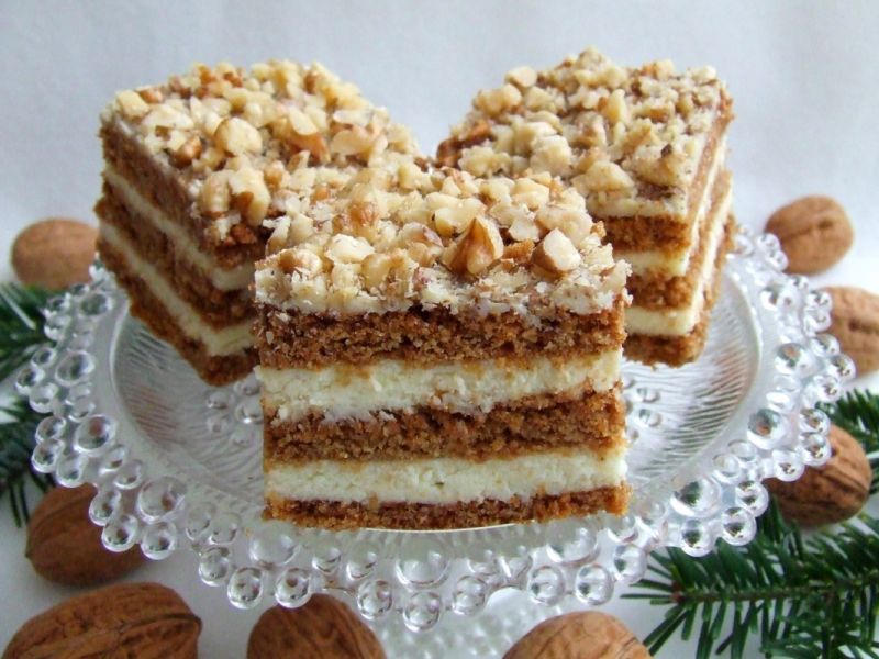 Sernik gotowany przekładany plackami miodowymi