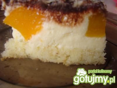 Sernik gotowany z brzoskwiniami