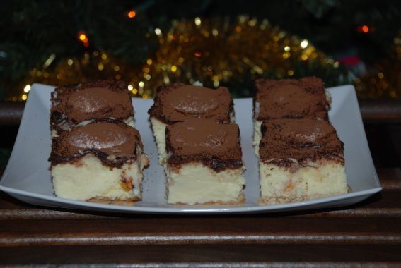 Sernik gotowany z brzoskwiniami i pierniczkami