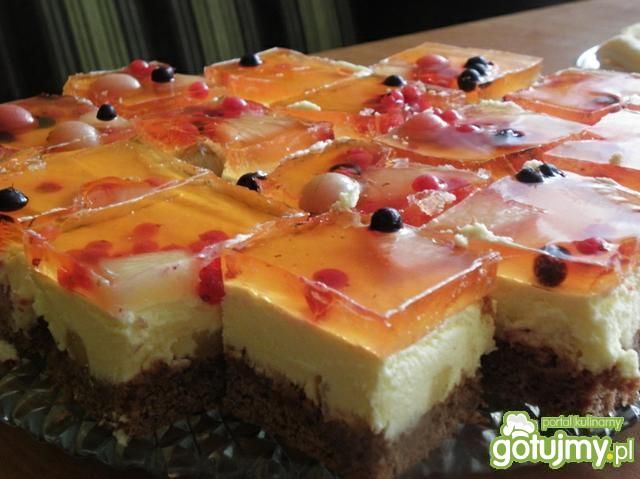 Sernik gotowany z galaretką.