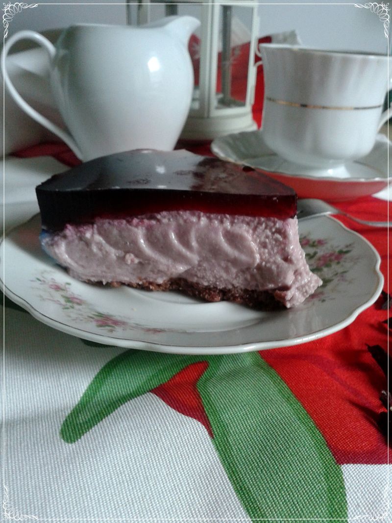 Sernik gotowany z hibiskusem na amarantusowym spod Sernik gotowany z hibiskusem na amarantusowym spod