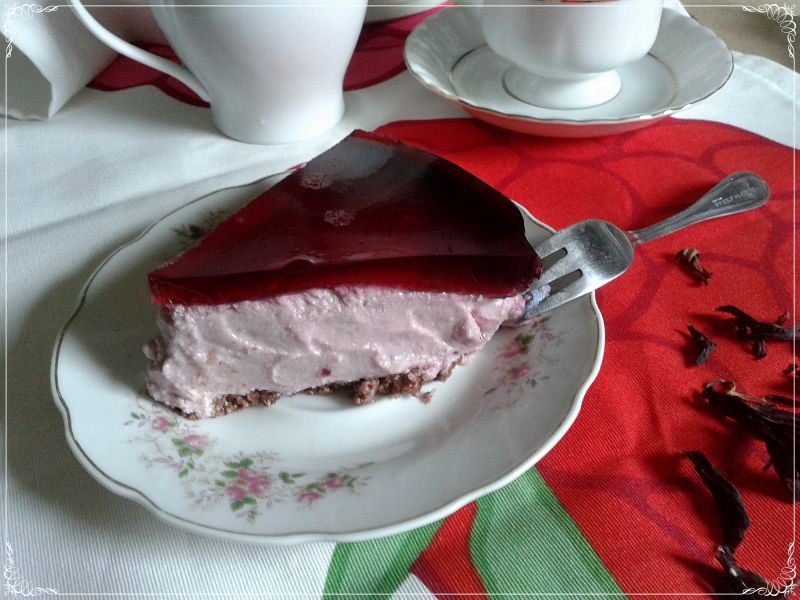 Sernik gotowany z hibiskusem na amarantusowym spod Sernik gotowany z hibiskusem na amarantusowym spod