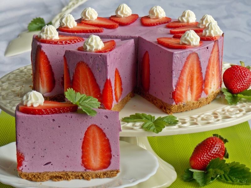 Sernik jagodowy z truskawkami