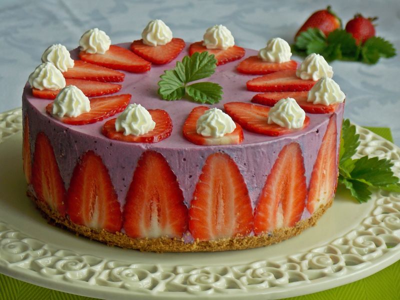 Sernik jagodowy z truskawkami