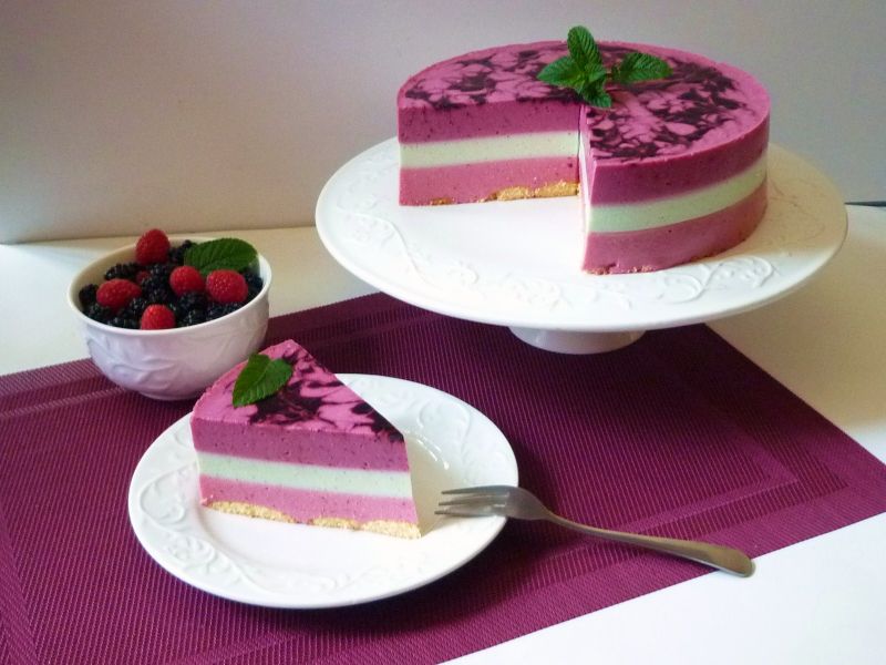 Sernik jeżynowo-malinowy