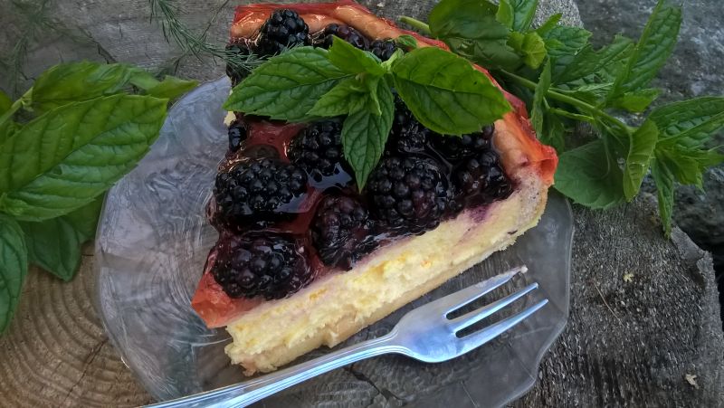 Sernik jogurtowy z jeżynami