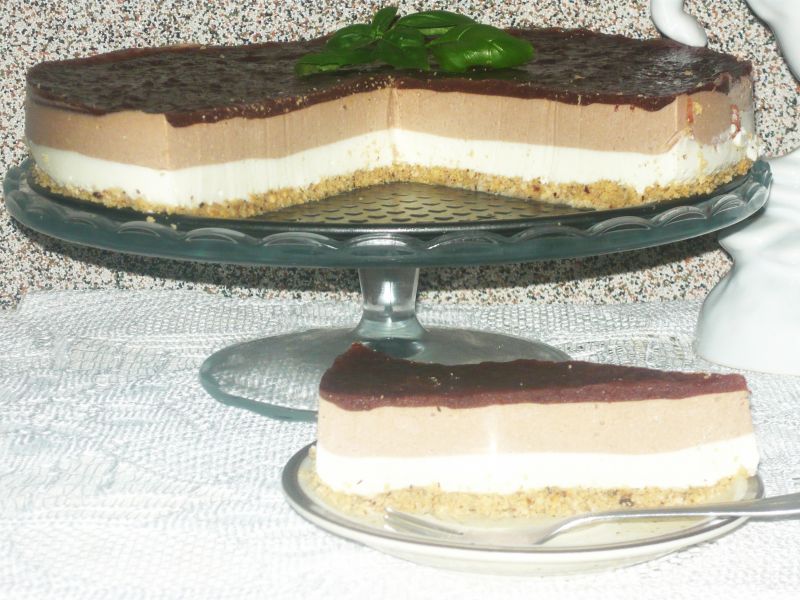 Sernik jogurtowy z musem truskawkowym Sernik jogurtowy z musem truskawkowym