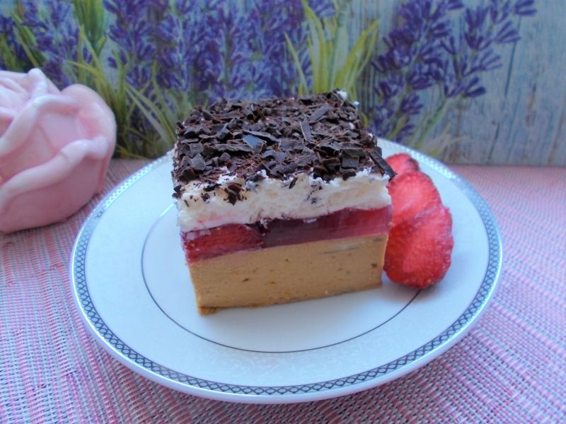 Sernik kajmakowo-dyniowy z truskawkami