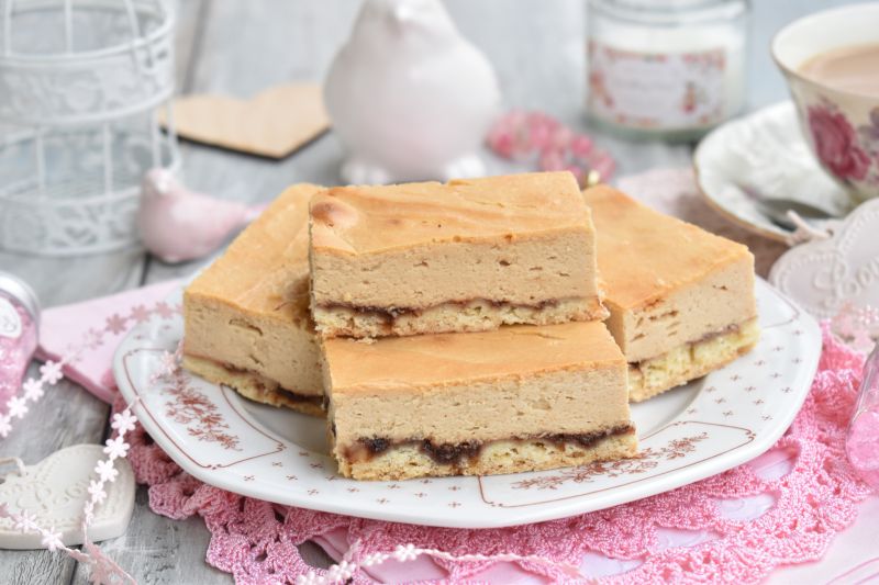 Sernik kajmakowy na kokosowym spodzie z powidłem Sernik kajmakowy na kokosowym spodzie z powidłem