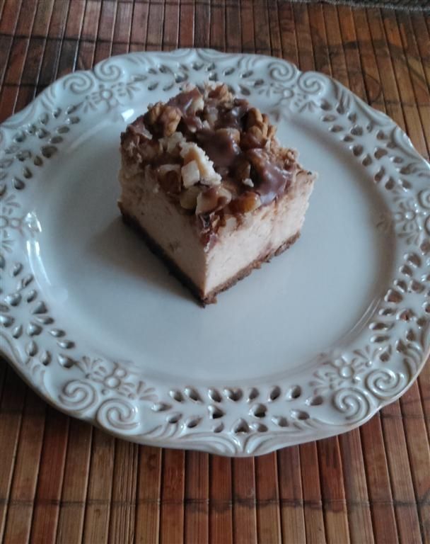 Sernik kajmakowy z orzechami