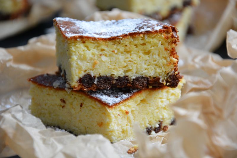 Sernik kokosowy z czekoladowymi kuleczkami Sernik kokosowy z czekoladowymi kuleczkami