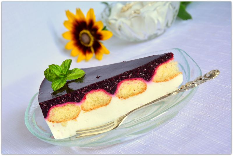 Sernik kokosowy z musem porzeczkowym
