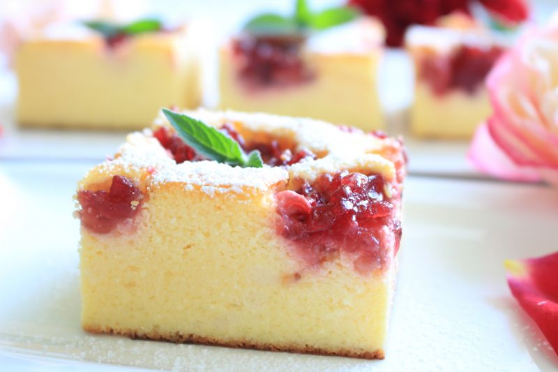 Sernik łaciaty z owocami