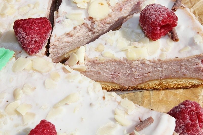 Sernik malinowy z kaszą manną na biszkoptach  Sernik malinowy z kaszą manną na biszkoptach