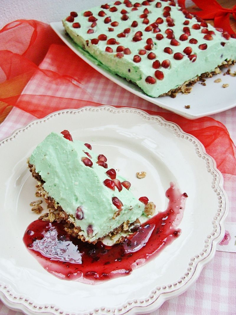 Sernik miętowy na zimno z granatem
