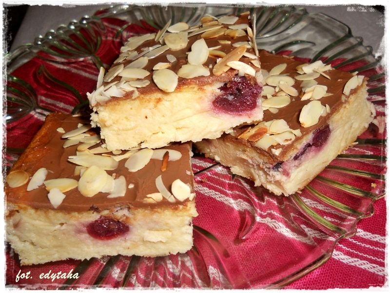 Sernik migdałowy z wiśniami i polewą czekoladową Sernik migdałowy z wiśniami i polewą czekoladową