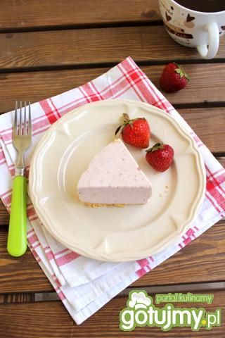 Sernik mleczno-truskawkowy
