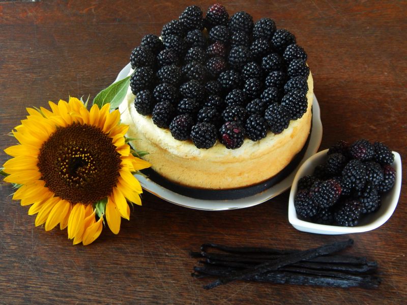 Sernik muślinowy z wanilią i jeżynami