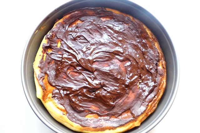 Sernik na ciasteczkowym spodzie z czekoladą