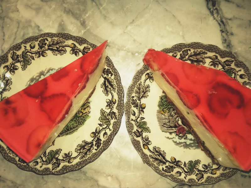 Sernik na ciasteczkowym spodzie z truskawkami.