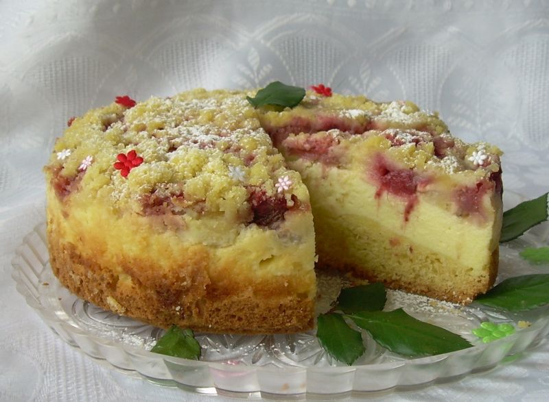 Sernik na cieście ucieranym z owocami i kruszonką