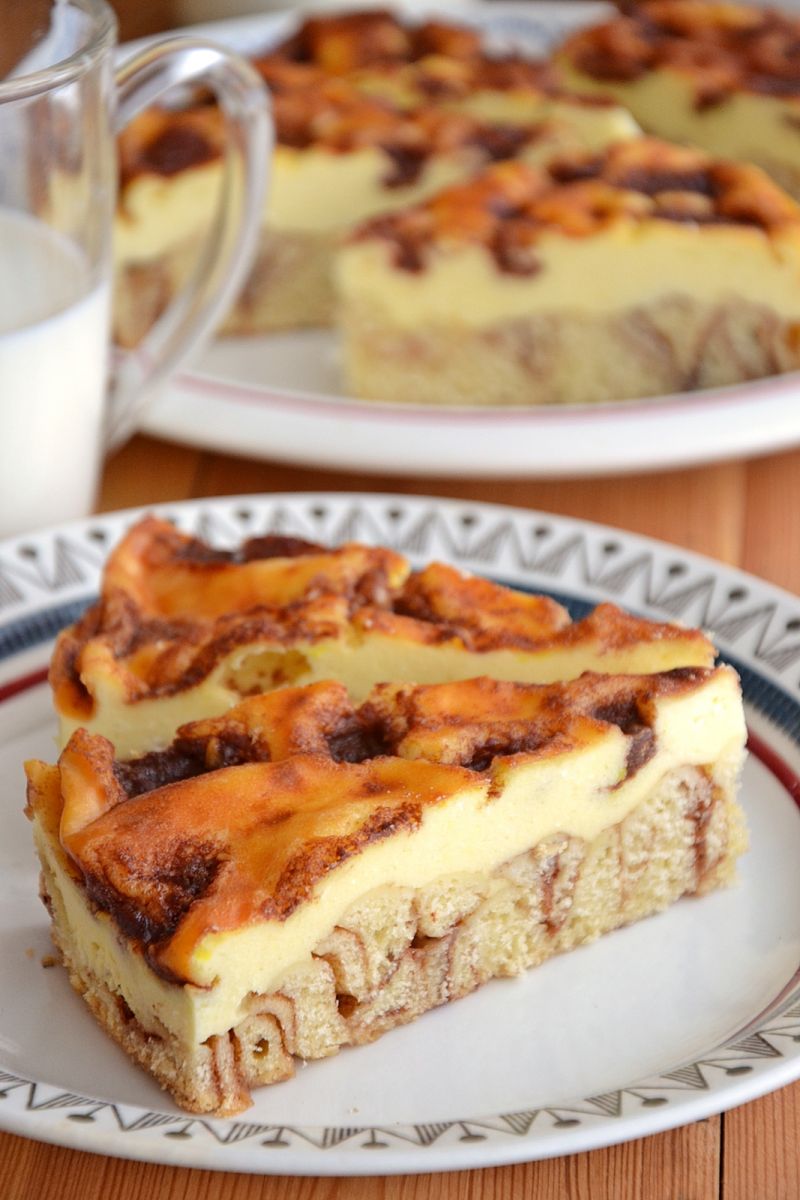 Sernik na cynamonowych bułeczkach Sernik na cynamonowych bułeczkach