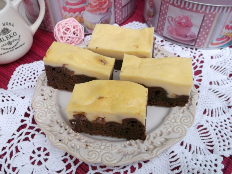 Sernik na czekoladowym cieście