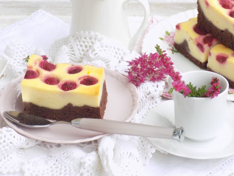 Sernik na czekoladowym cieście z malinami Sernik na czekoladowym cieście z malinami