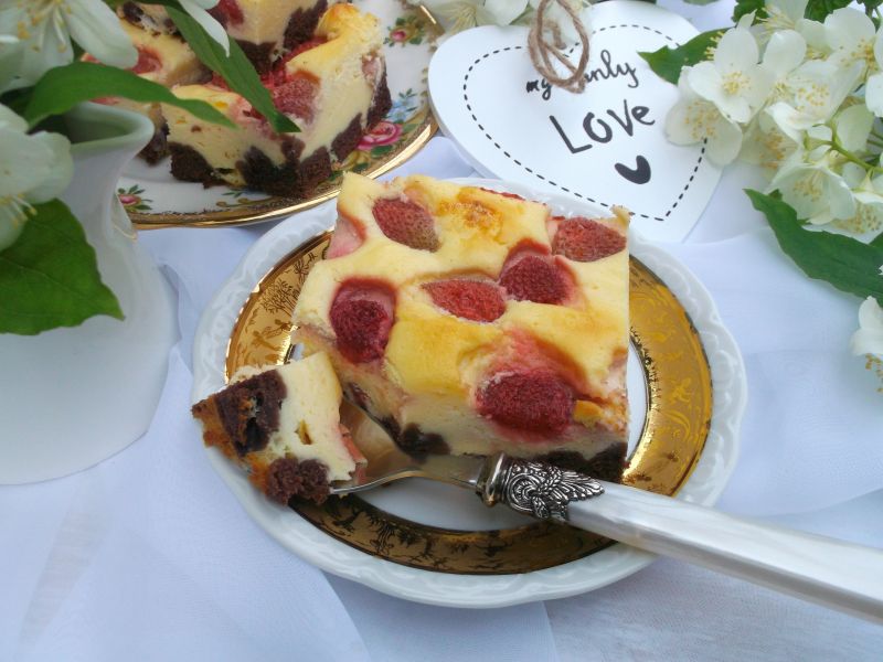 Sernik na czekoladowym cieście z truskawkami Sernik na czekoladowym cieście z truskawkami