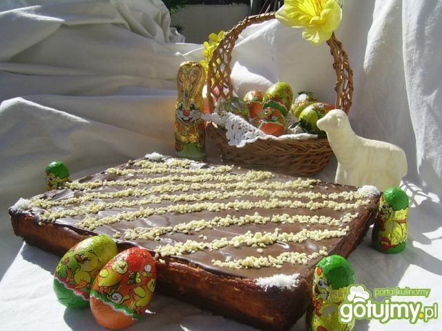 Sernik na delikatnie kakaowym spodzie