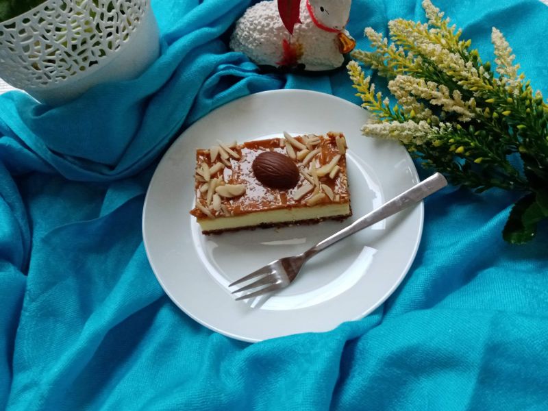 Sernik na herbatnikach z kajmakiem i migdałami Sernik na herbatnikach z kajmakiem i migdałami