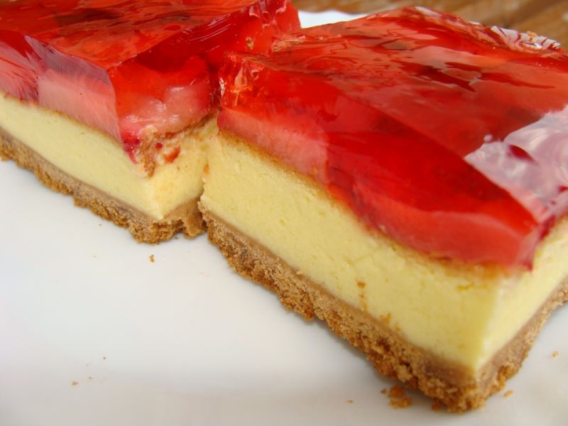Sernik na herbatnikowym spodzie z truskawkami