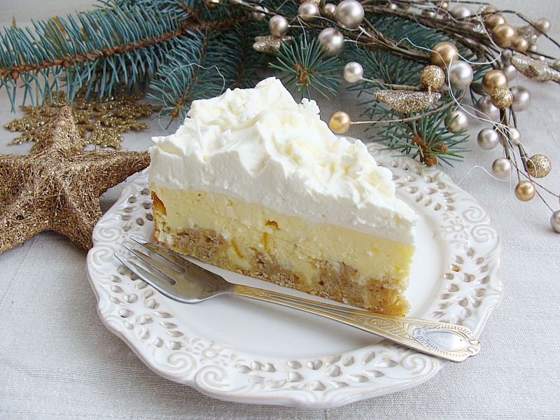 Sernik na korzennej kruszonce pod śniegową czapą Sernik na korzennej kruszonce pod śniegową czapą