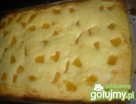 Sernik na kruchym cieście z brzoskwiniam