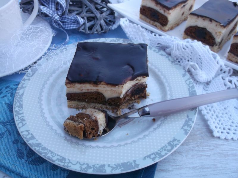 Sernik na kruchym cieście z pierniczkami