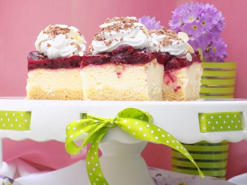 Sernik na kruchym cieście z wiśniami