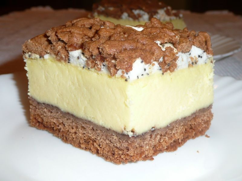 Sernik na kruchym spodzie z bezą makową