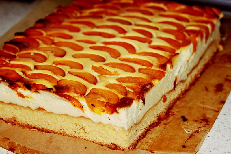 Sernik na kruchym spodzie z brzoskwiniami