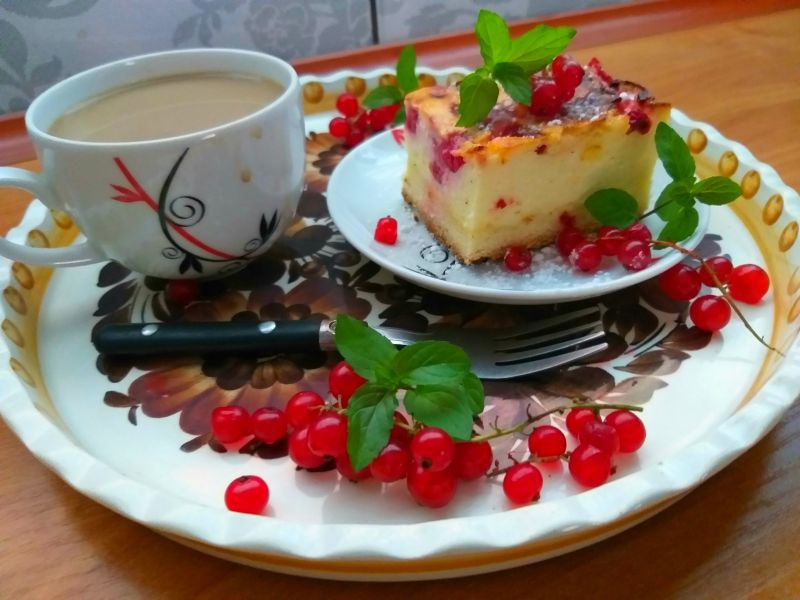 Sernik na kruchym spodzie z czerwoną porzeczką Sernik na kruchym spodzie z czerwoną porzeczką