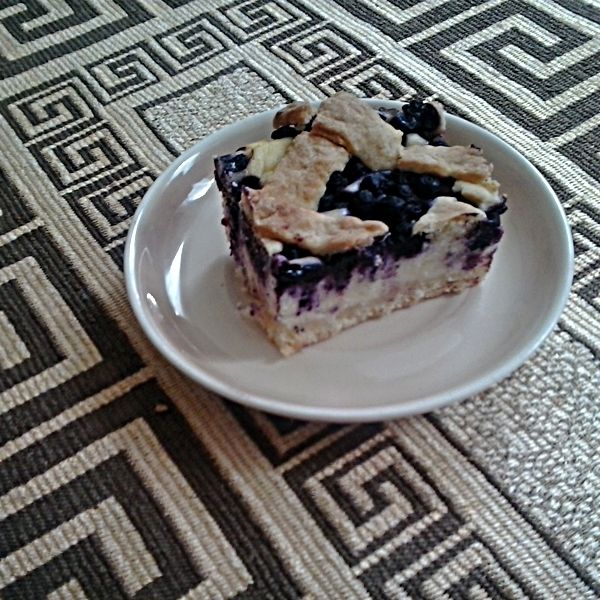 Sernik na kruchym spodzie z jagodami i kratką