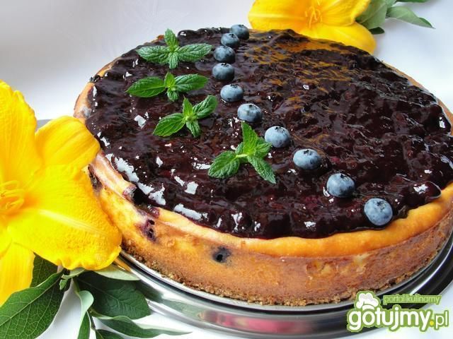 Sernik na migdałowym spodzie z borówkami