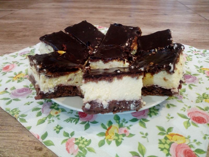 Sernik na orzechowym cieście