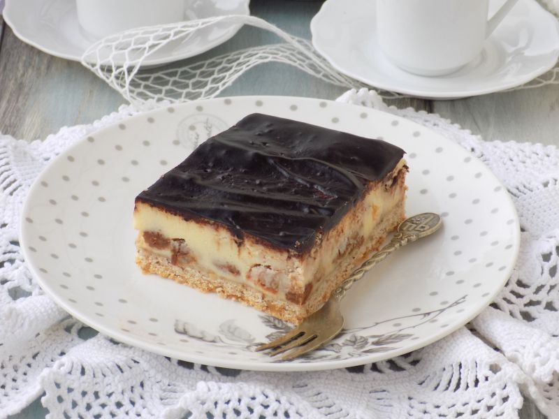 Sernik na orzechowym cieście z bakaliami i polewą