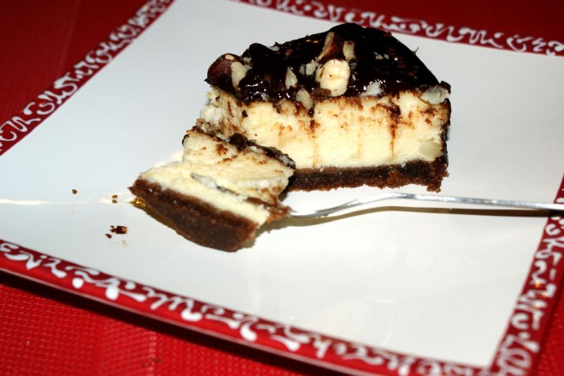 Sernik na orzechowym spodzie