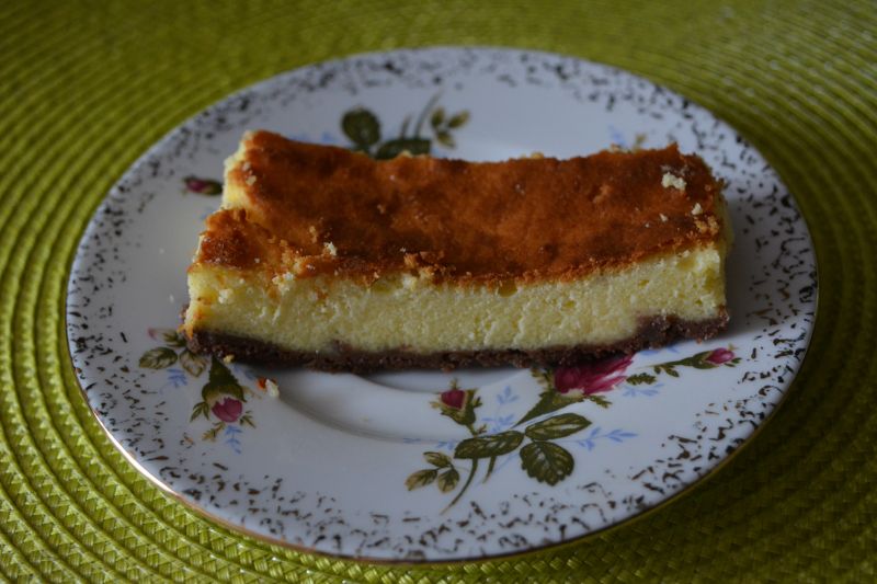 Sernik na spodzie czekoladowym