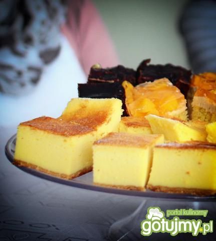 Sernik na spodzie z biszkoptów Sernik na spodzie z biszkoptów
