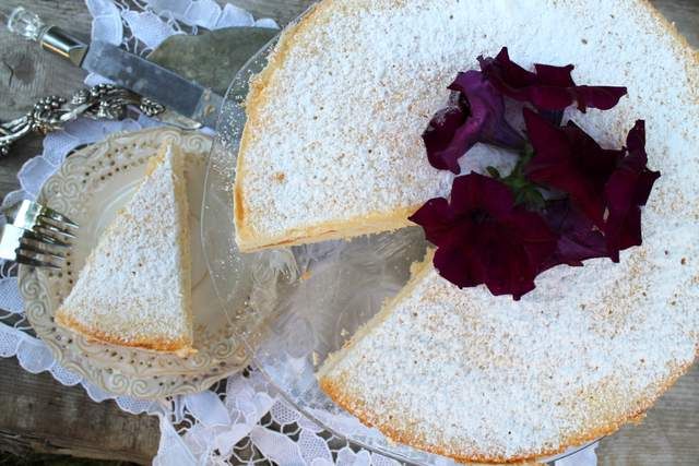 Sernik na surowo w cieście i z morelami